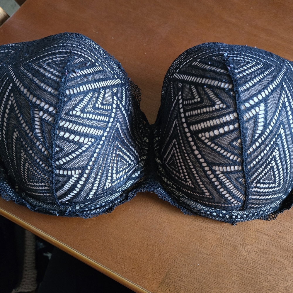 Elegant Black Lace Bra Size  38 DDD
